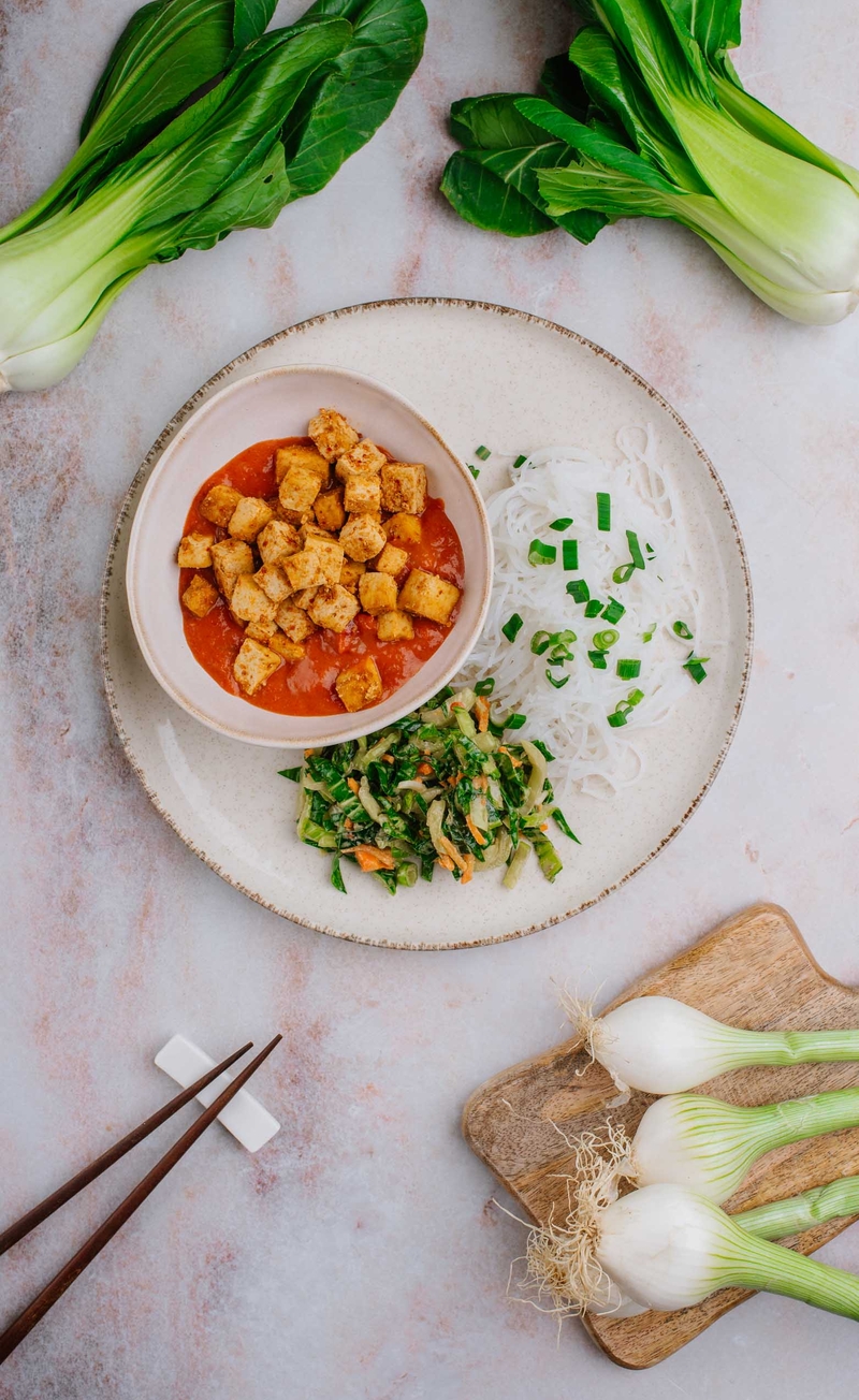 Tofu w pikantnym sosie pomidorowym z pastą gochujang, makaron sojowy ze szczypiorkiem, surówka z kapusty pak choi