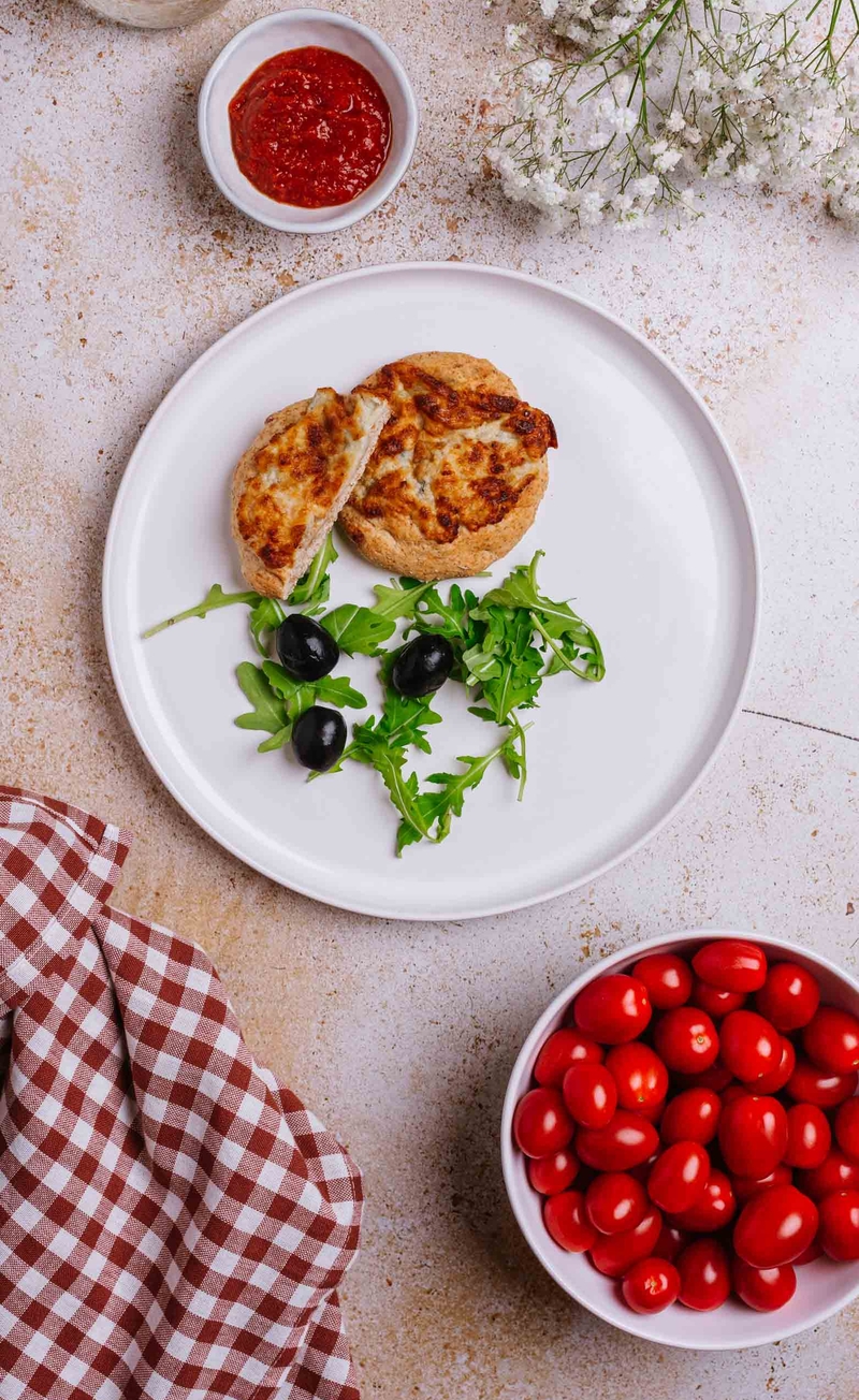 Pizza biała cztery sery na pełnoziarnistym spodzie, pikantny sos pomidorowy, rukola z czarnymi oliwkami