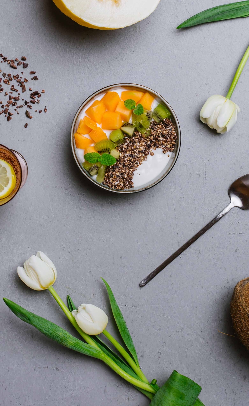 Granola czekoladowo-chałwowa, jogurt kokosowy, melon i kiwi