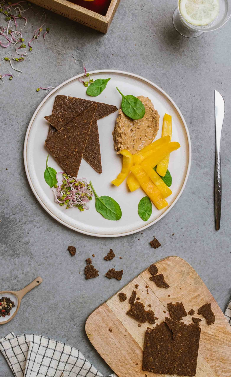 Pumpernikiel z kremowym serkiem z pesto pomidorowym i szpinakiem, papryka