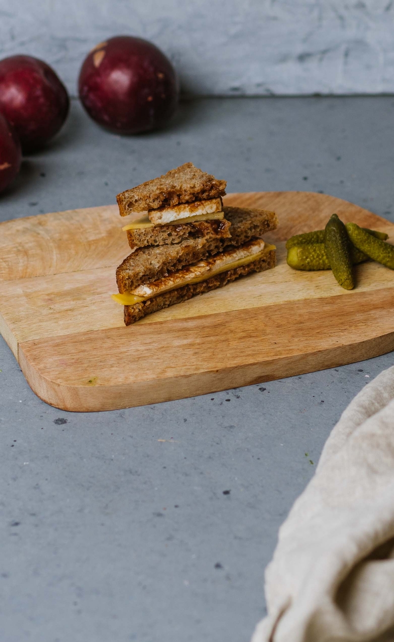 Kanapka razowa z powidłami śliwkowymi, serem cheddar i kurczakiem BBQ, pikle