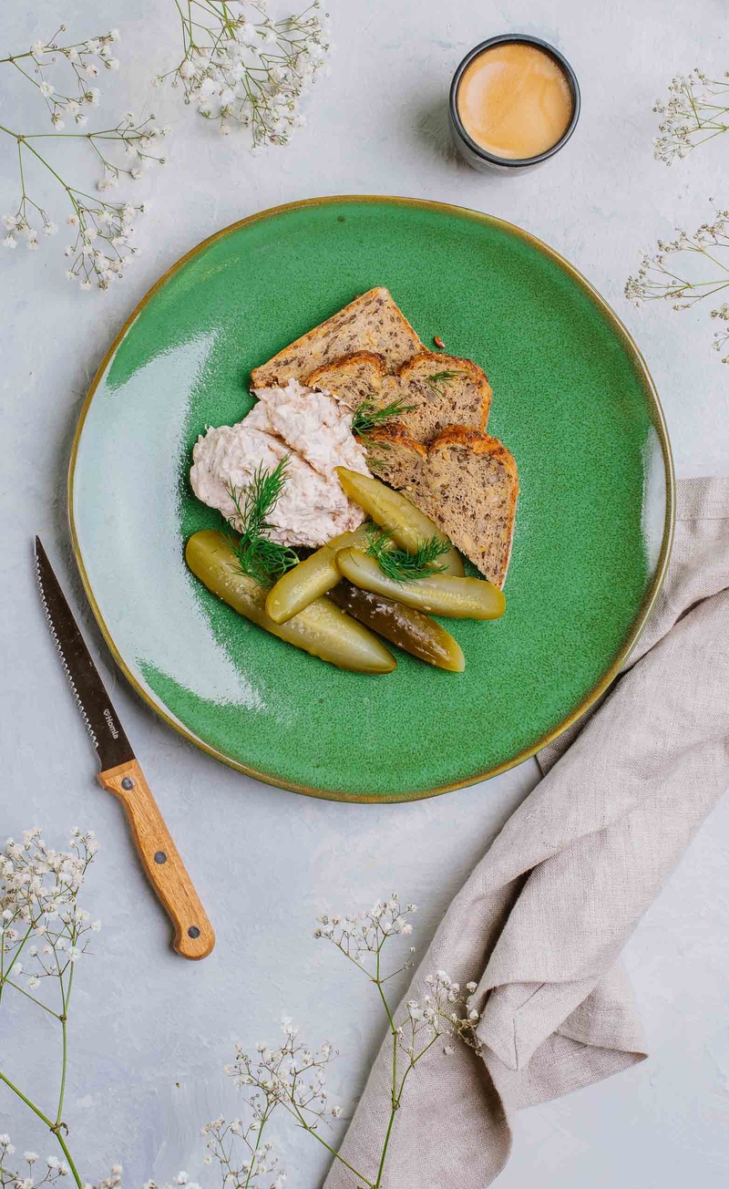 Keto pasta Reuben z wołowiną i serem, chleb białkowy, ogórki kiszone
