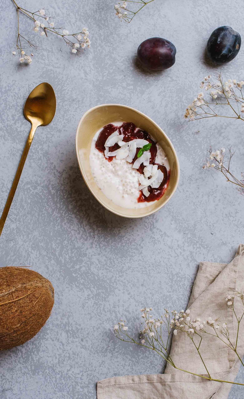 Pudding z tapioki na mleku kokosowym z karmelizowanymi śliwkami