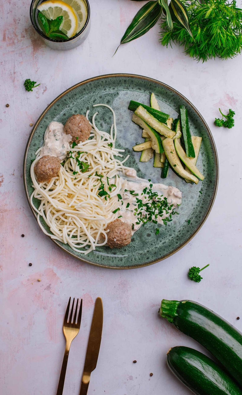 Kremowe spaghetti z wołowo-wieprzowymi klopsikami i pieczoną cukinią