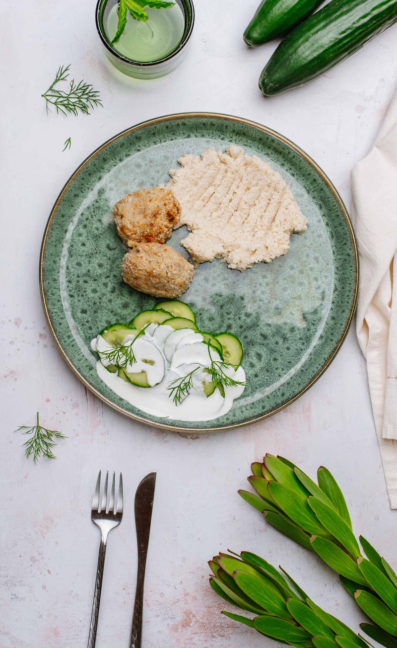 Keto kotlety mielone z boczkiem, puree z selera, mizeria ze śmietanką
