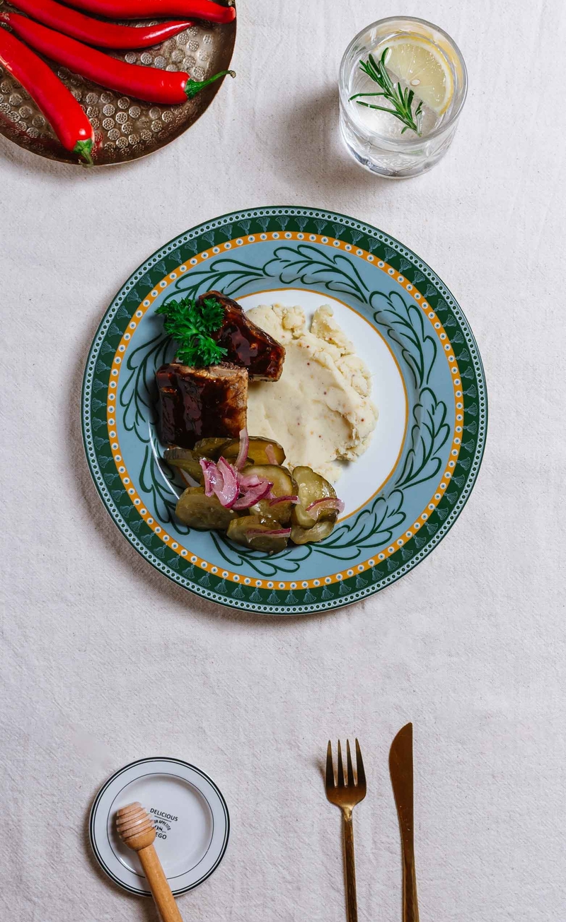 Żeberka w miodowej glazurze, musztardowe puree ziemniaczane, sałatka szwedzka