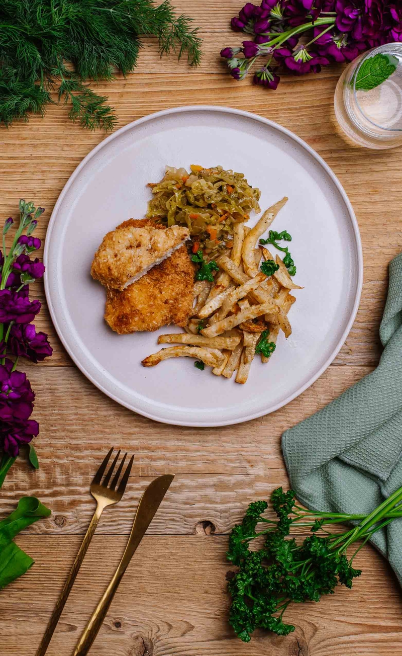 Keto kotlety drobiowe w panierce orzechowo-serowej, frytki z selera, duszona kapusta z koperkiem