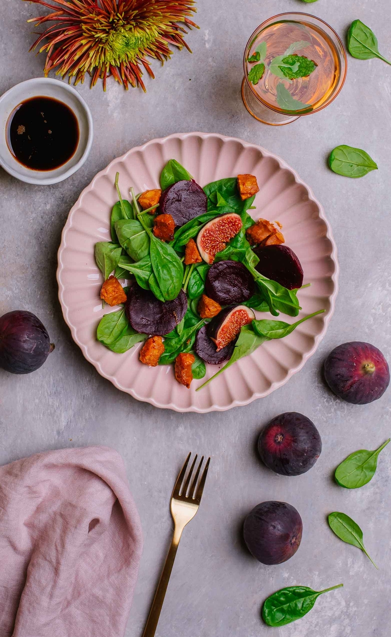 Sałatka z liśćmi szpinaku, burakiem, figą i chorizo, pomarańczowy dressing z octem balsamicznym