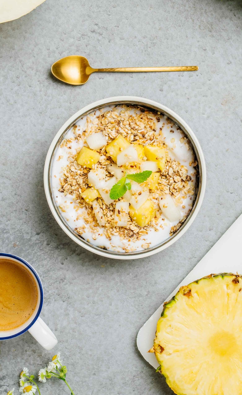 Orzechowa granola a’la nutella, jogurt kokosowy, ananas, melon