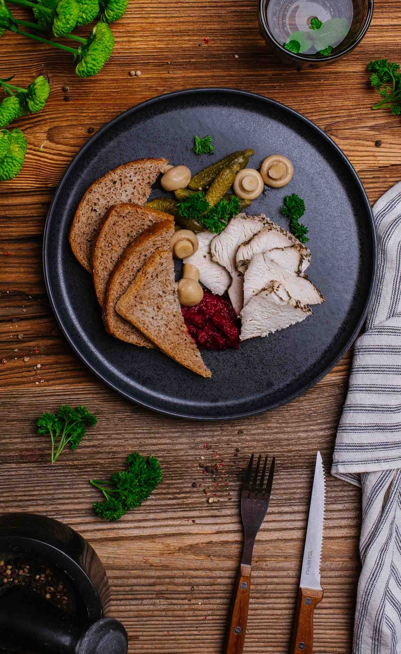 Pieczony kurczak w majeranku, ćwikła z chrzanem, chleb żytni, pikle