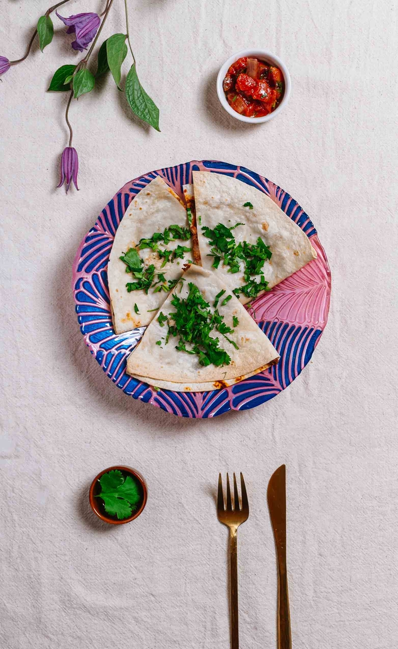 Quesadilla z mieloną wołowiną, cheddarem i siekaną kolendrą, salsa pomidorowa
