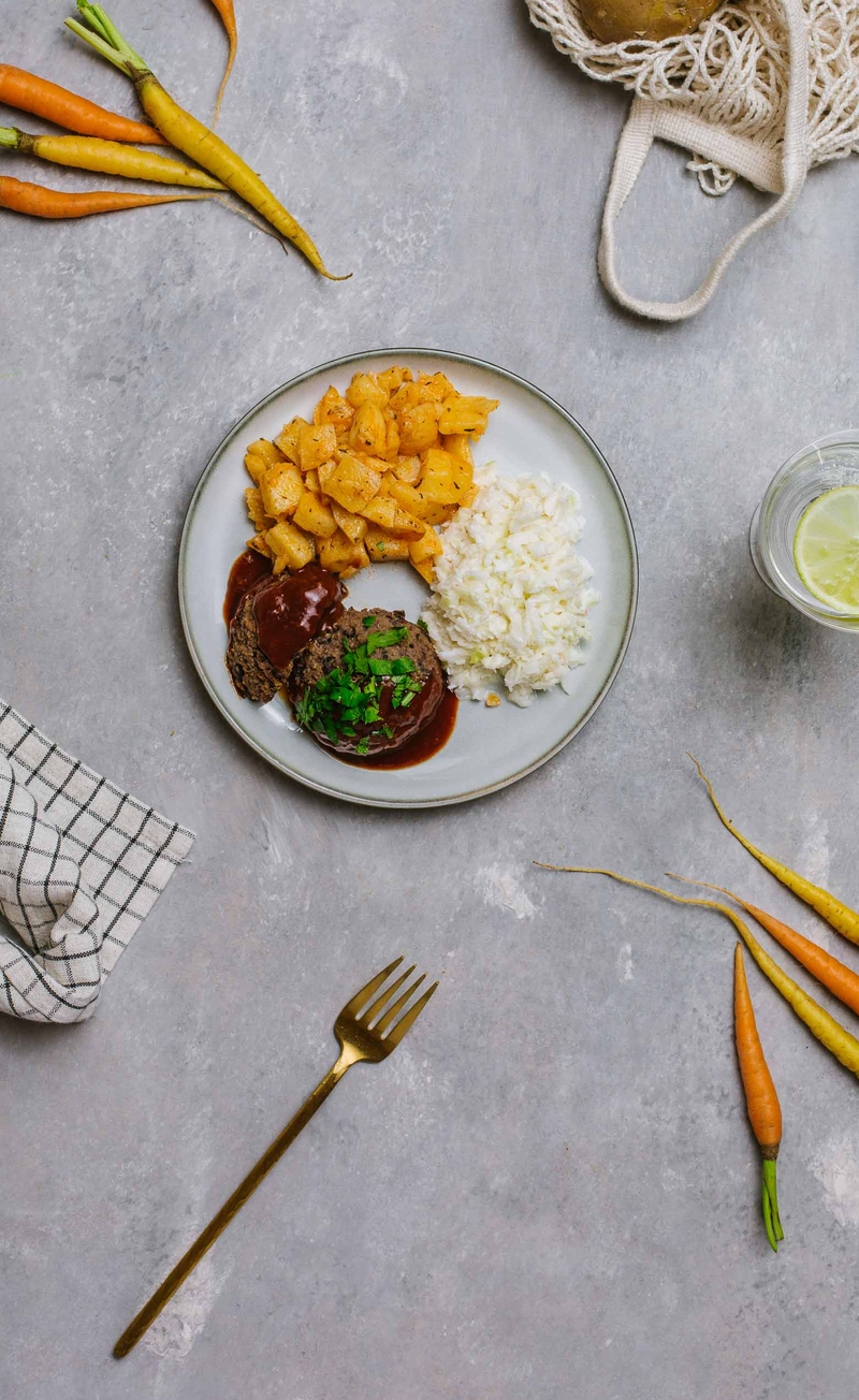 Burger z czarnej fasoli i quinoa z sosem BBQ, ziemniaki pieczone, surówka coleslaw