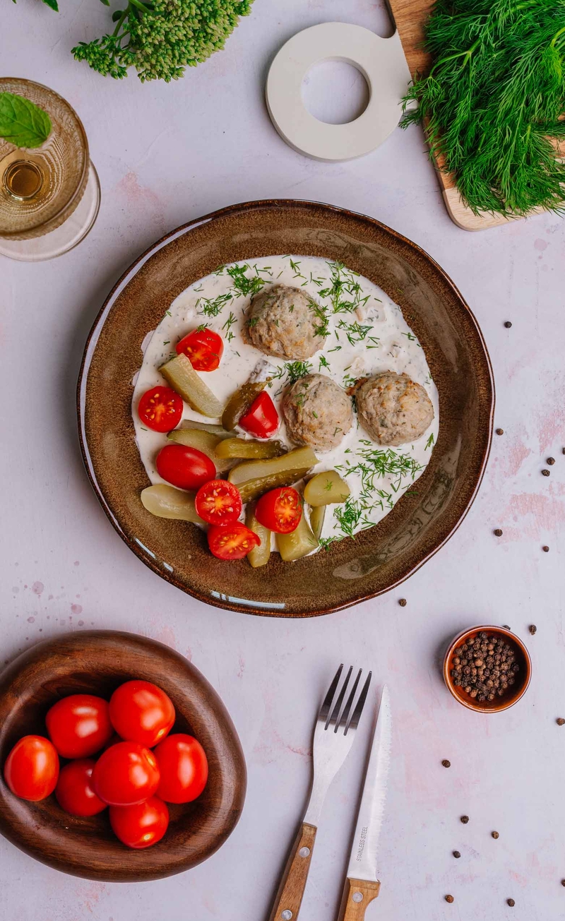 Keto gołąbki bez zawijania, śmietankowy sos z koperkiem, ogórek kiszony, pomidorki