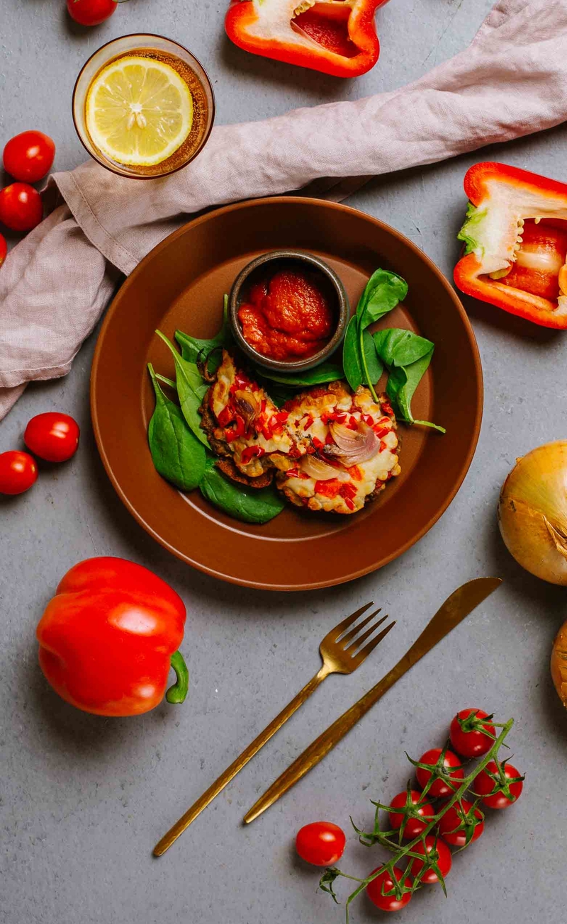 Meatzza: keto pizza na mięsnym spodzie z serem, papryką, czerwoną cebulą, sos pomidorowy