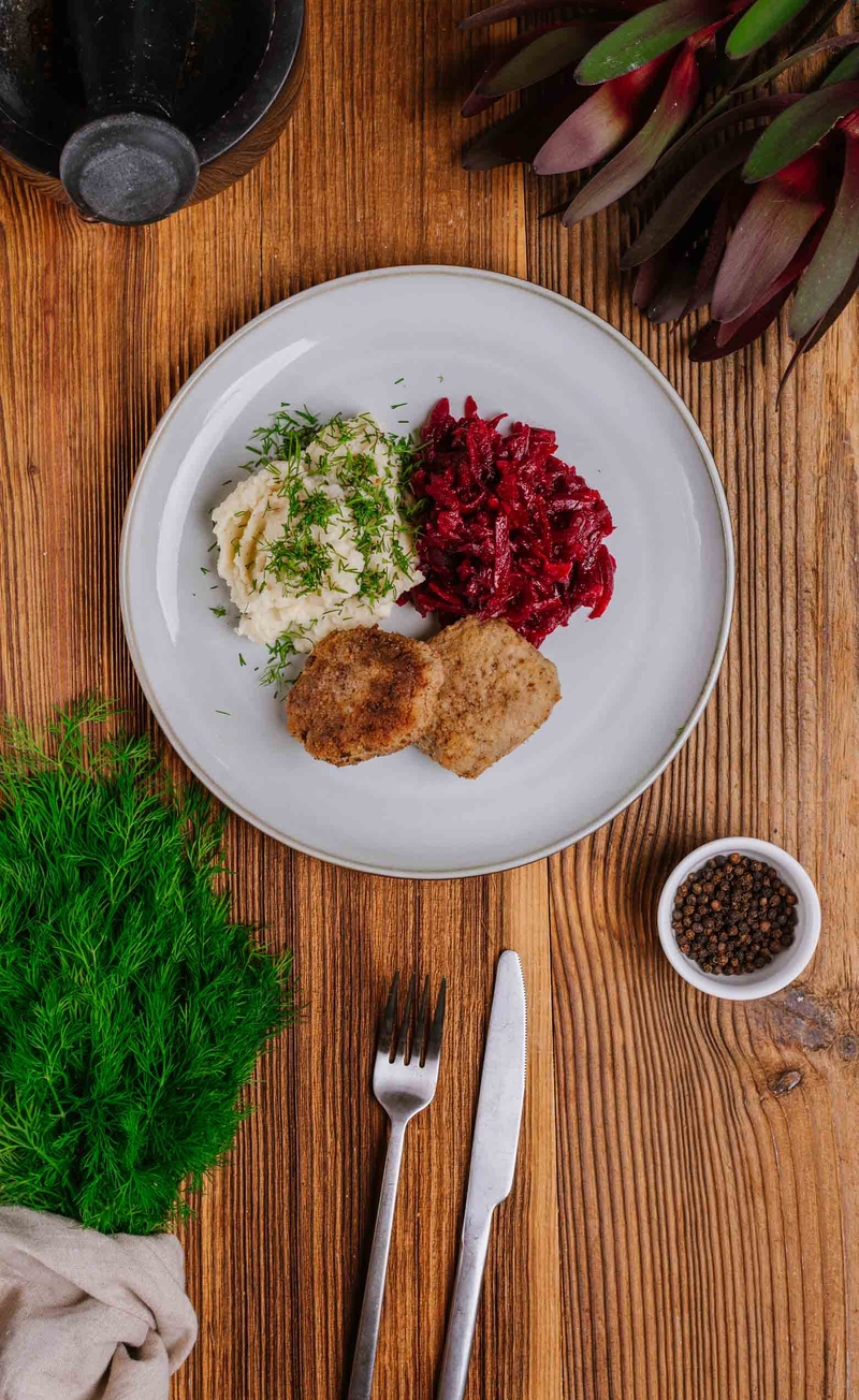 Tradycyjny kotlet mielony, ziemniaki z koperkiem, buraczki