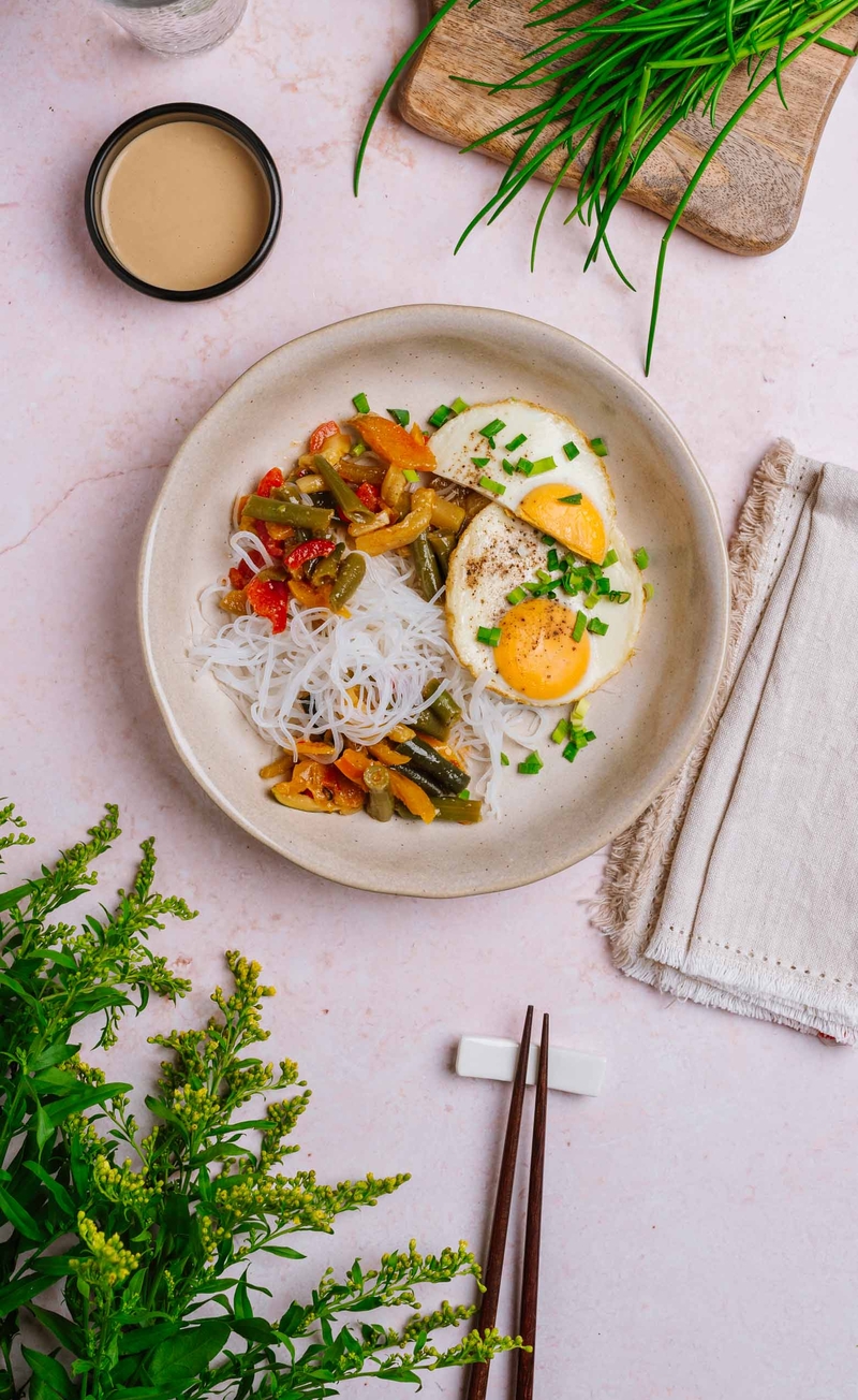 Yakisoba - makaron sojowy z warzywami, jajko sadzone, sos sojowo-sezamowy