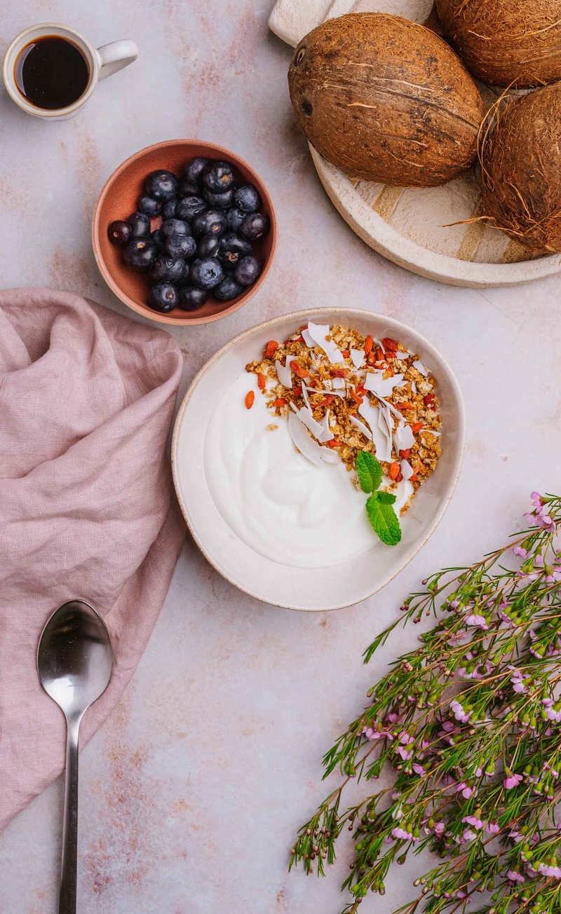 NTFY_SN_L_Granola z kokosem i jagodami goji, jogurt naturalny, borówki