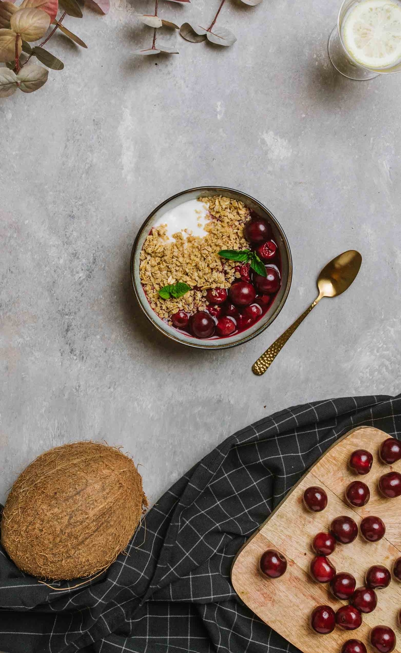 Wiśniowy crumble z kruszonką owsianą, jogurt kokosowy