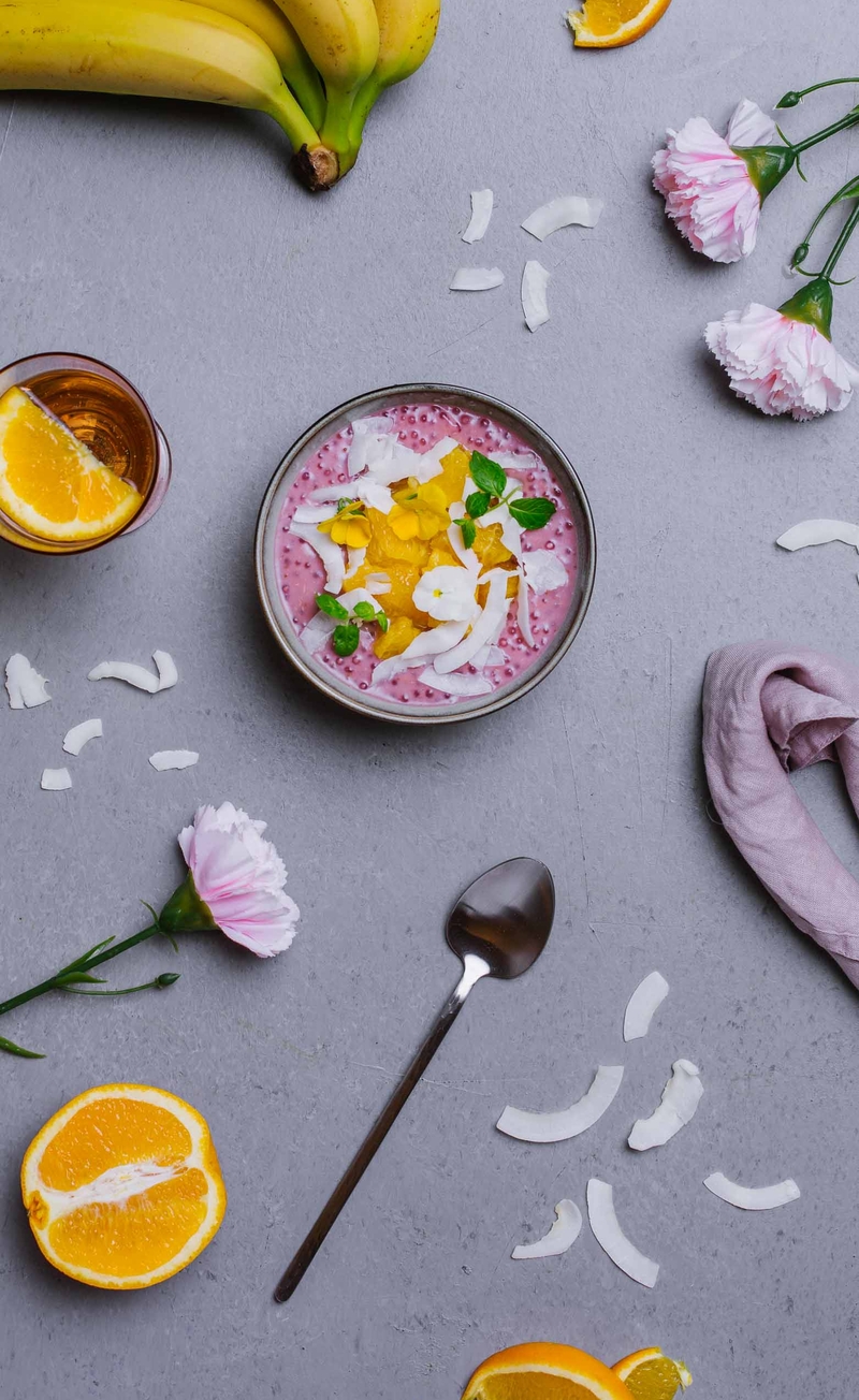Truskawkowo-bananowy pudding z tapioki z tahini, pomarańcza