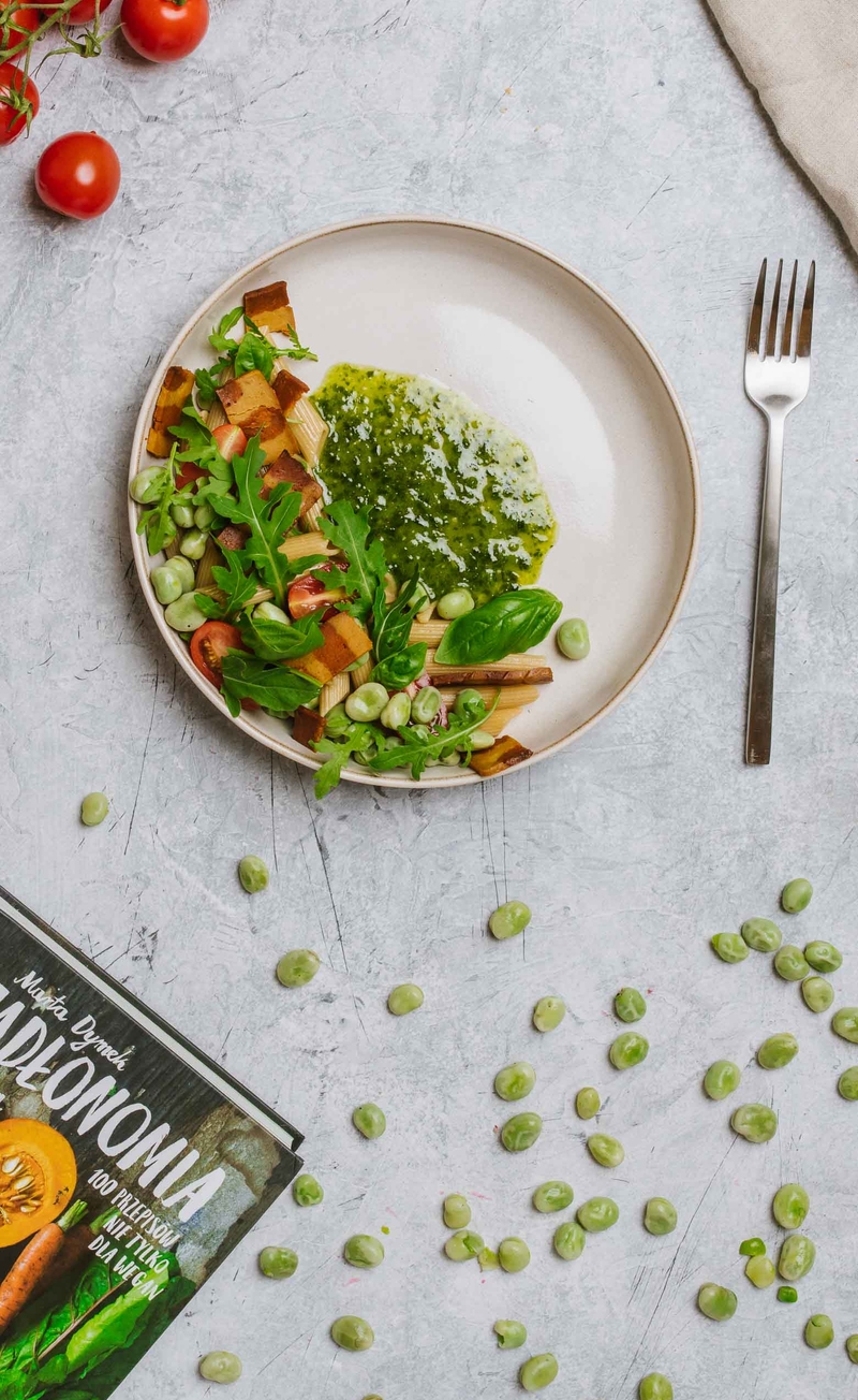 Sałatka z bobem, bezmięsnym boczkiem, pomidorkami i makaronem penne, pesto bazyliowe