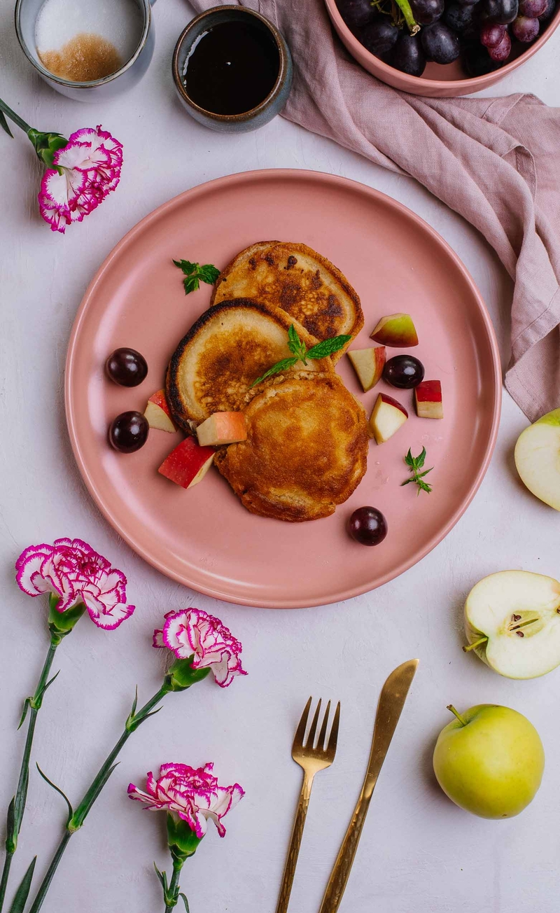 Amerykańskie roślinne pancakes z syropem klonowym, jabłko, winogrona