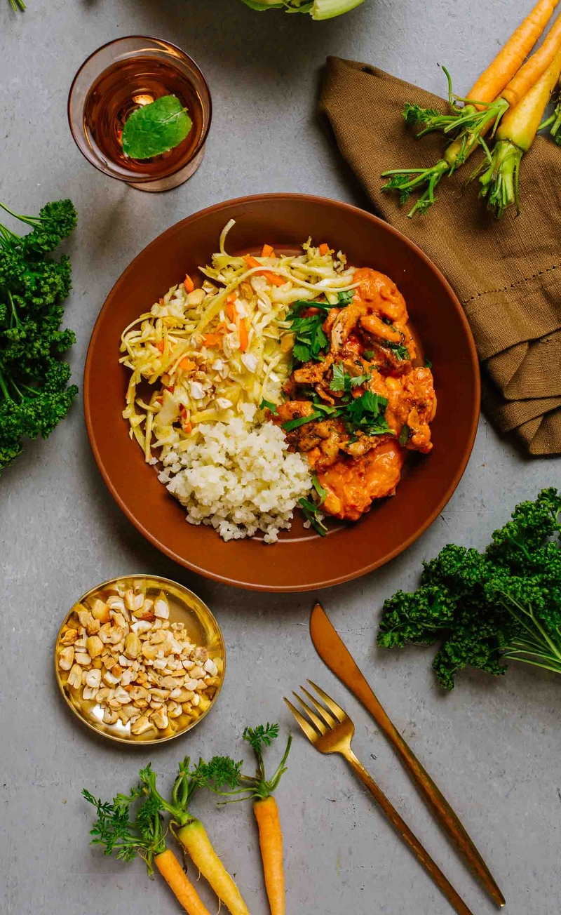Butter chicken, keto ryż z kalafiora, surówka z białej kapusty po indyjsku