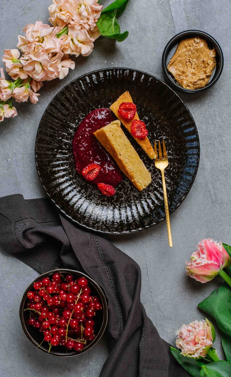 Keto scones, masło orzechowe crunchy, mus z owoców leśnych