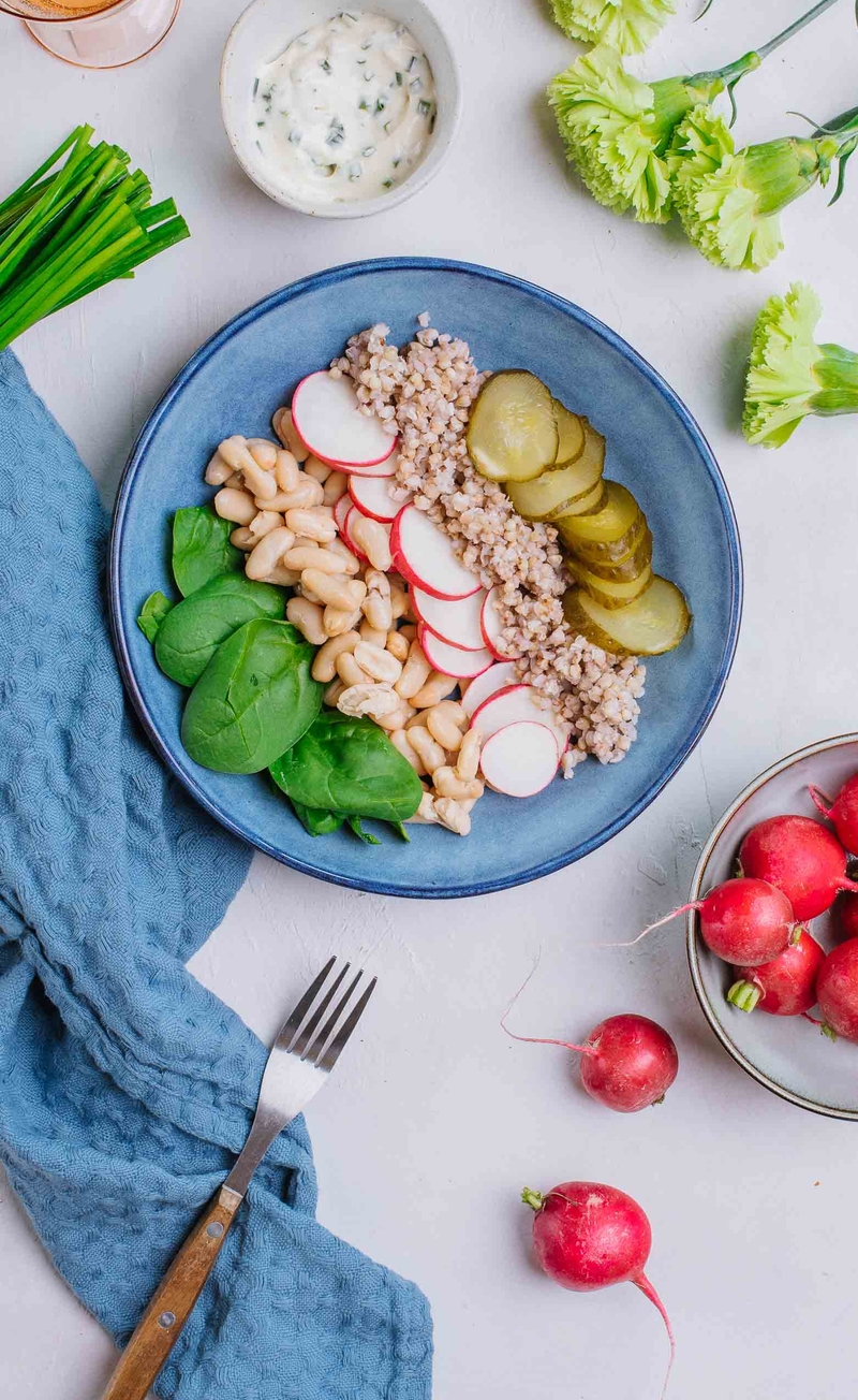 Bowl z białą fasolą, rzodkiewką, ogórkiem małosolnym, niepaloną kaszą gryczaną i szpinakiem, dip szczypiorkowy