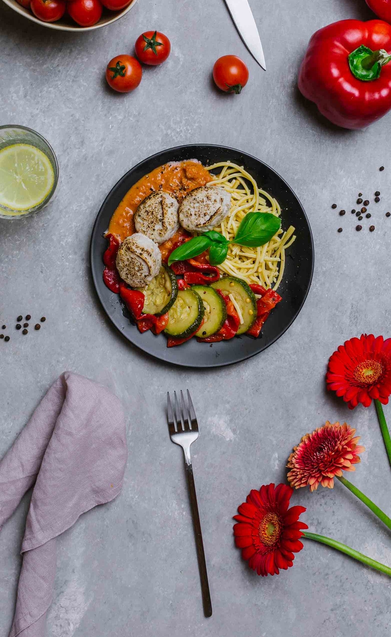 Pulpeciki z kurczaka w pomidorowym sosie z boczkiem i mascarpone, bezglutenowe spaghetti, pieczone warzywa