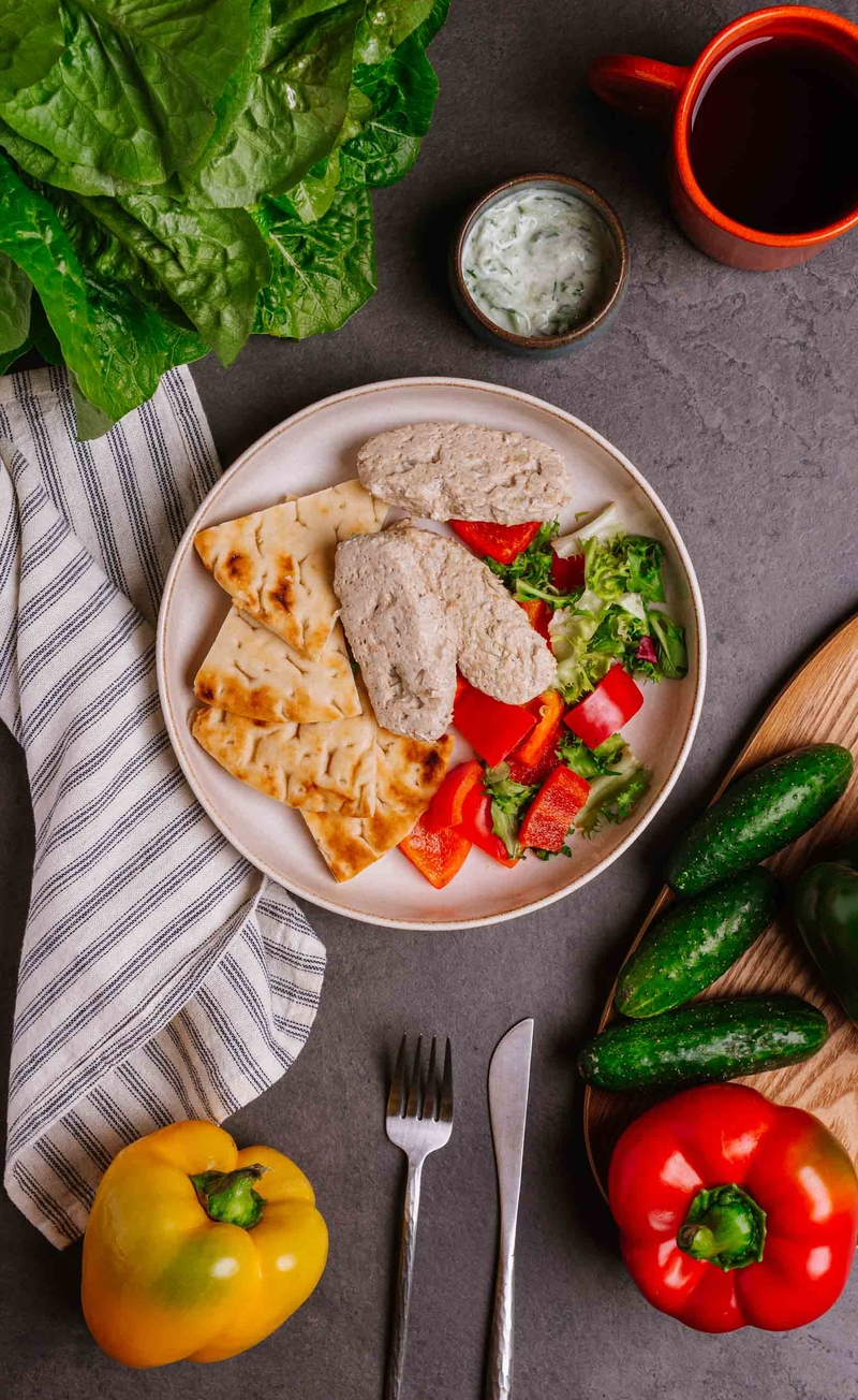 Pita z papryką i drobiową koftą, sos tzatziki