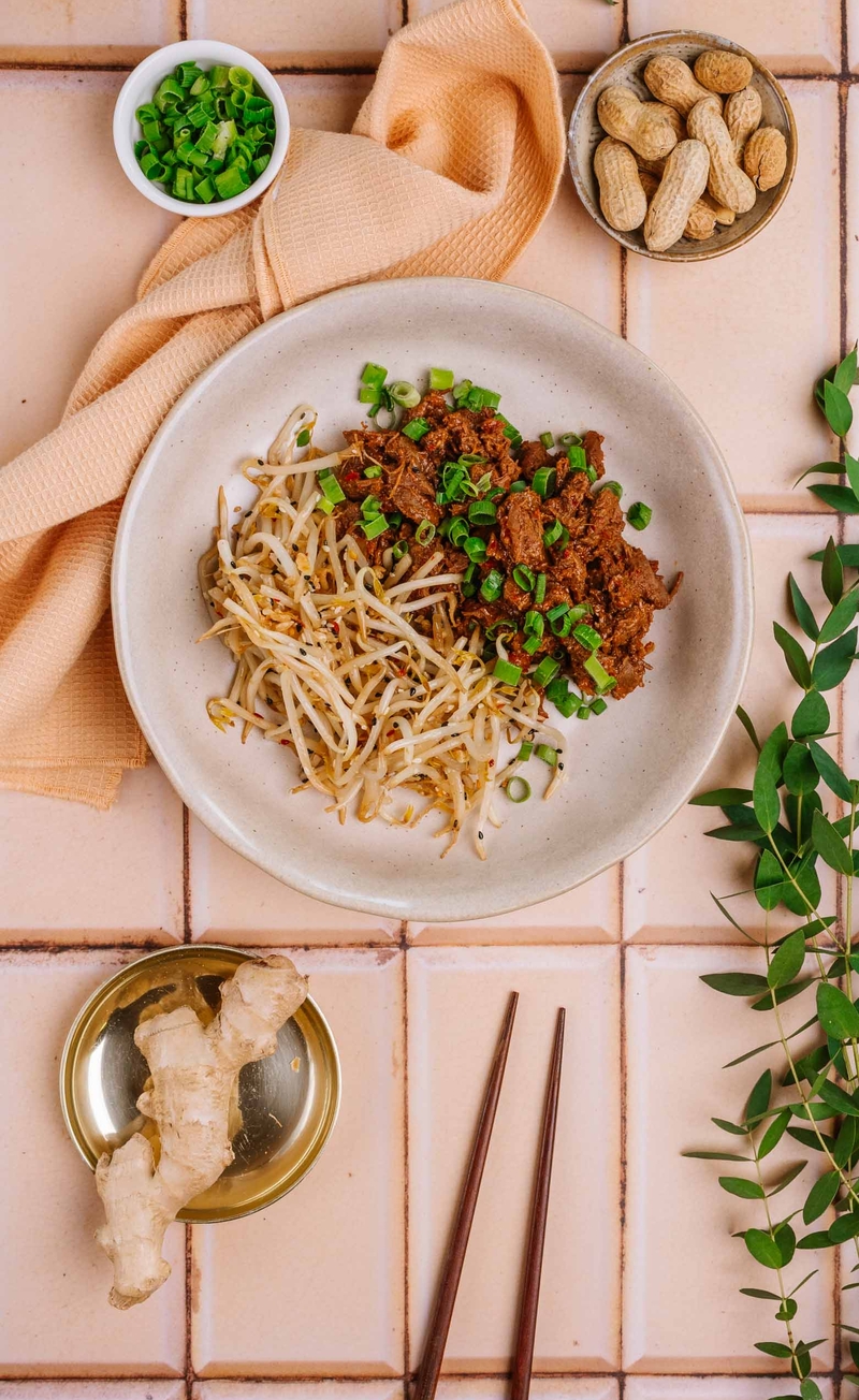 Keto ostra wołowina po koreańsku z imbirem, papryczką gochugaru, sałatka z prażonymi orzeszkami ziemnymi i kiełkami soi
