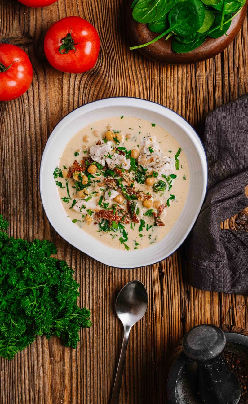 Toskańska zupa z kurczakiem, ciecierzycą i chili