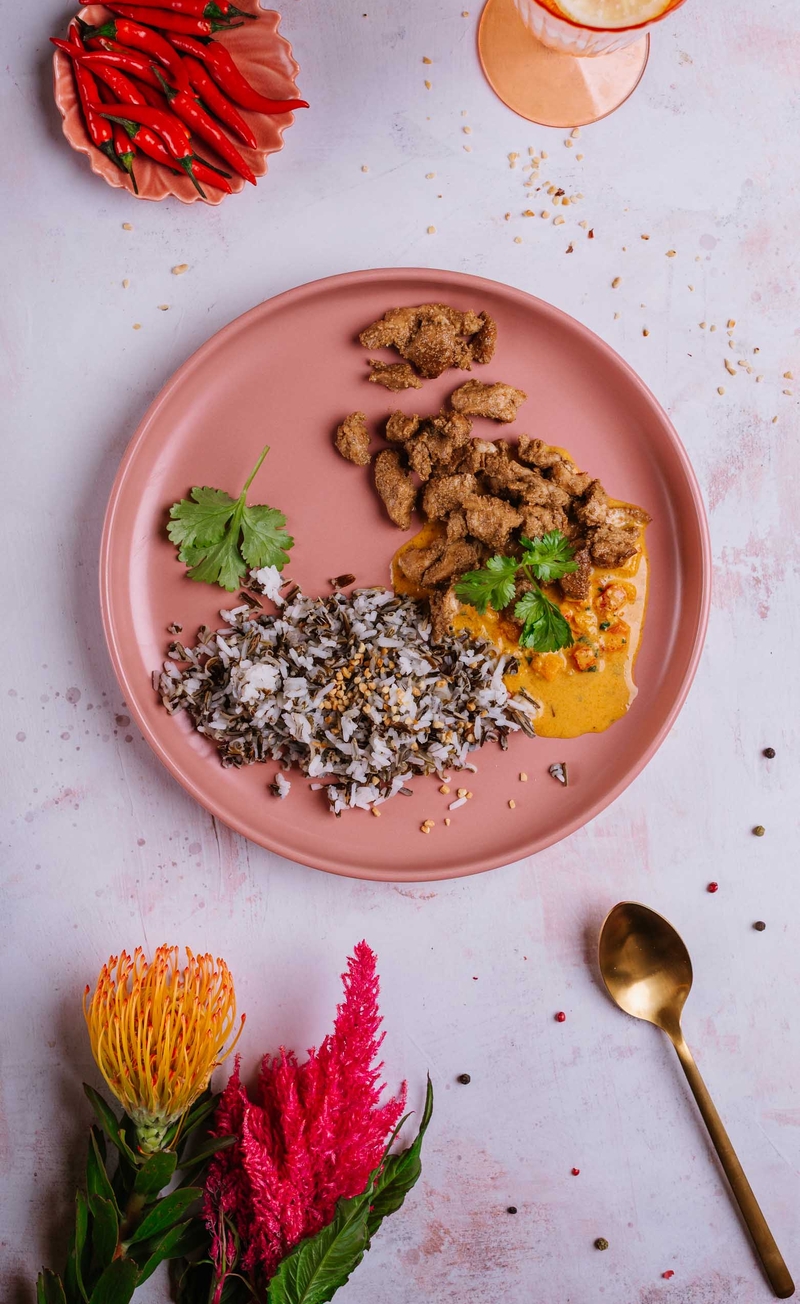 Massaman curry z kurczakiem, fasolką edamame i papryką, orzeszki ziemne, ryż jaśminowy z dzikim