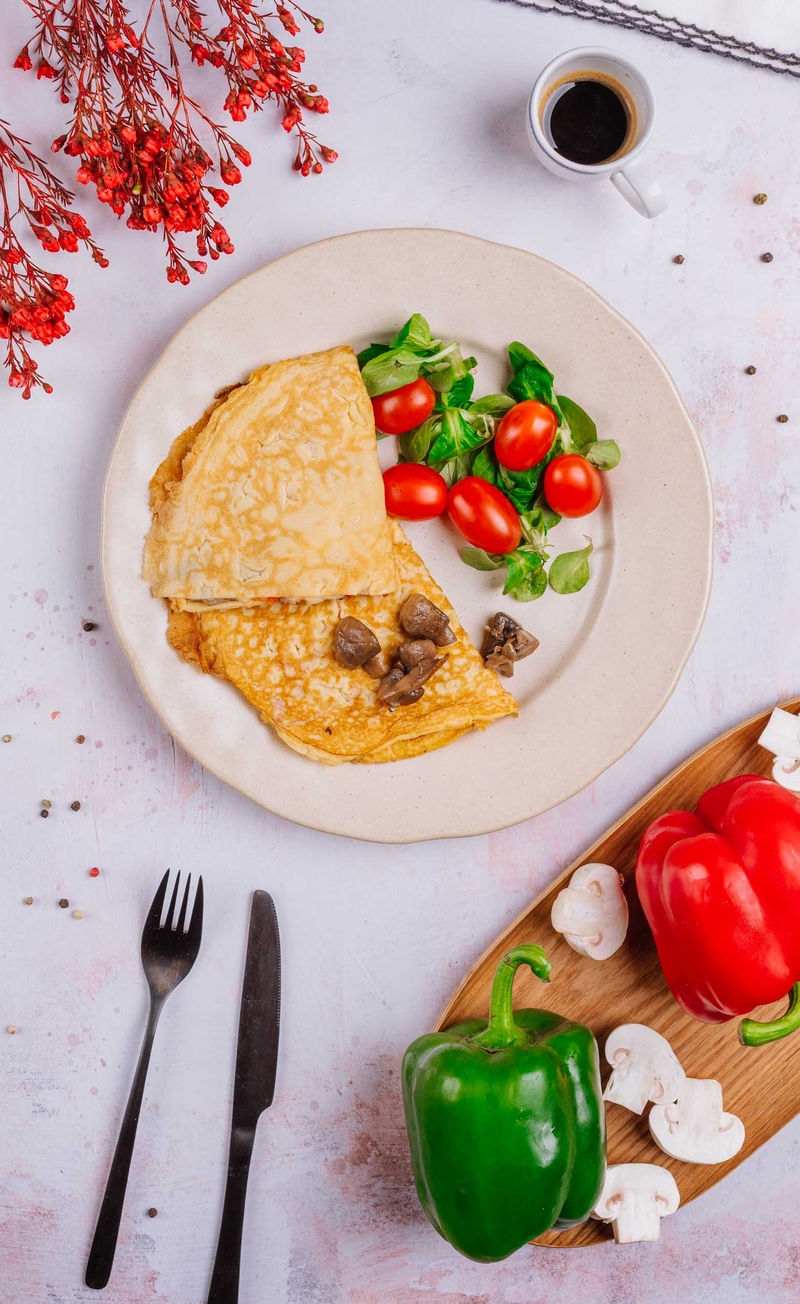 Omlet z papryką i serem cheddar, duszone pieczarki, świeże warzywa