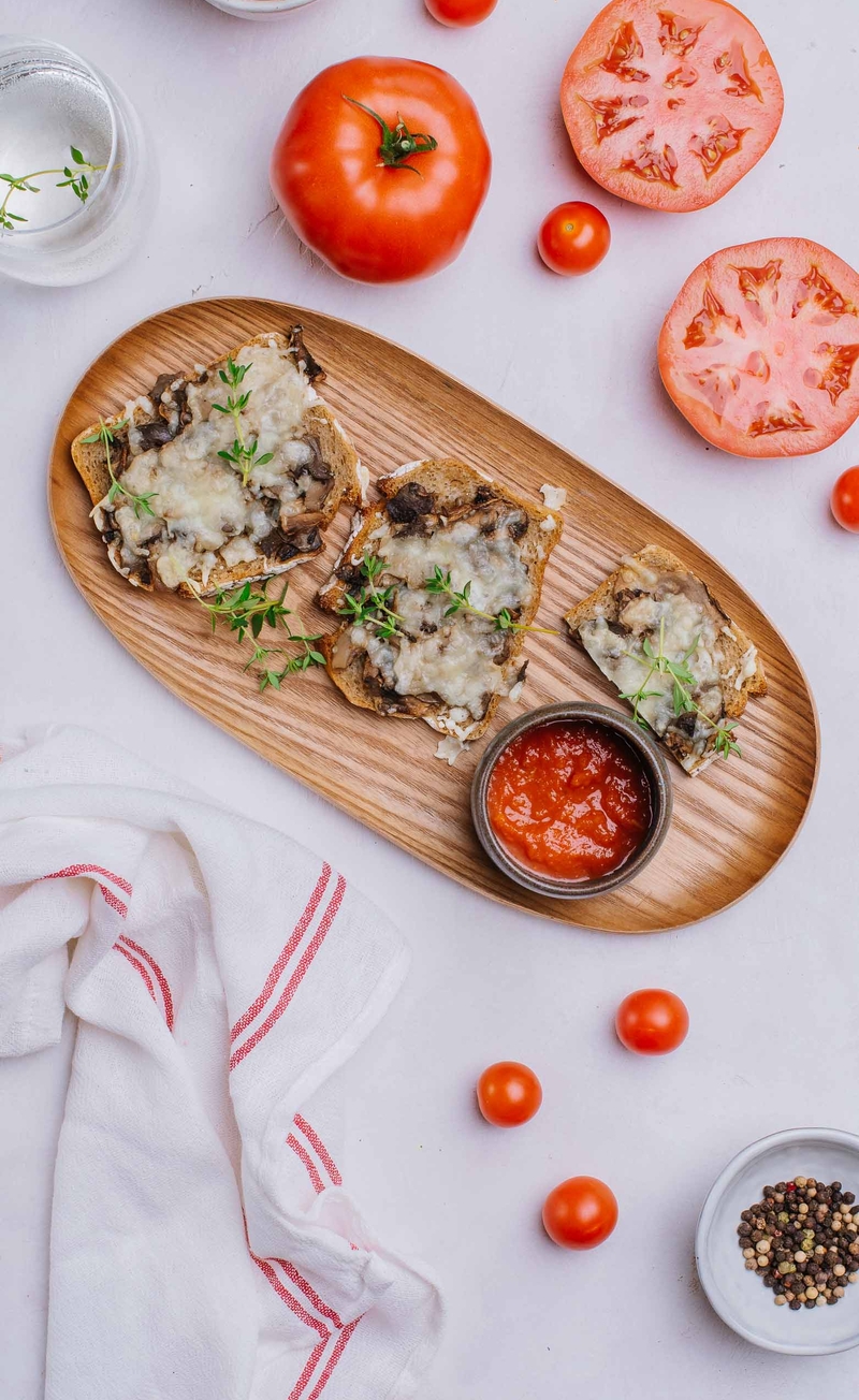 Zapiekanki z pieczarkami i żółtym serem, ketchup