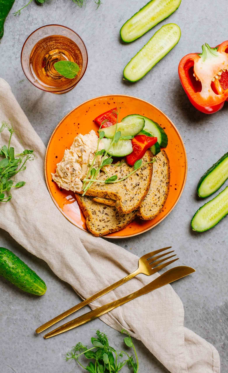Keto pasta mocno serowa, keto chleb, świeże warzywa