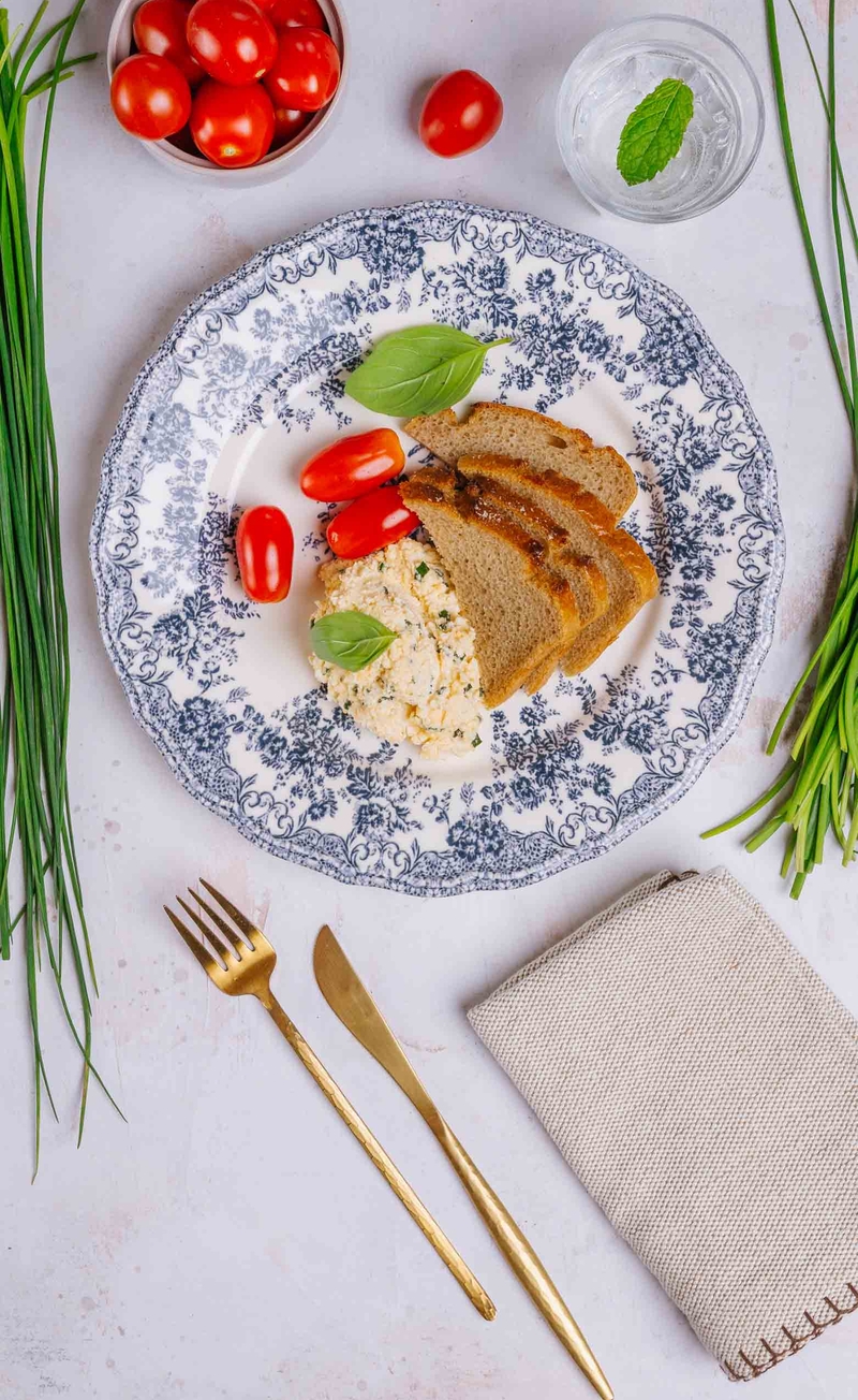 Pasta jajeczna ze szczypiorkiem, chleb żytni, pomidorki