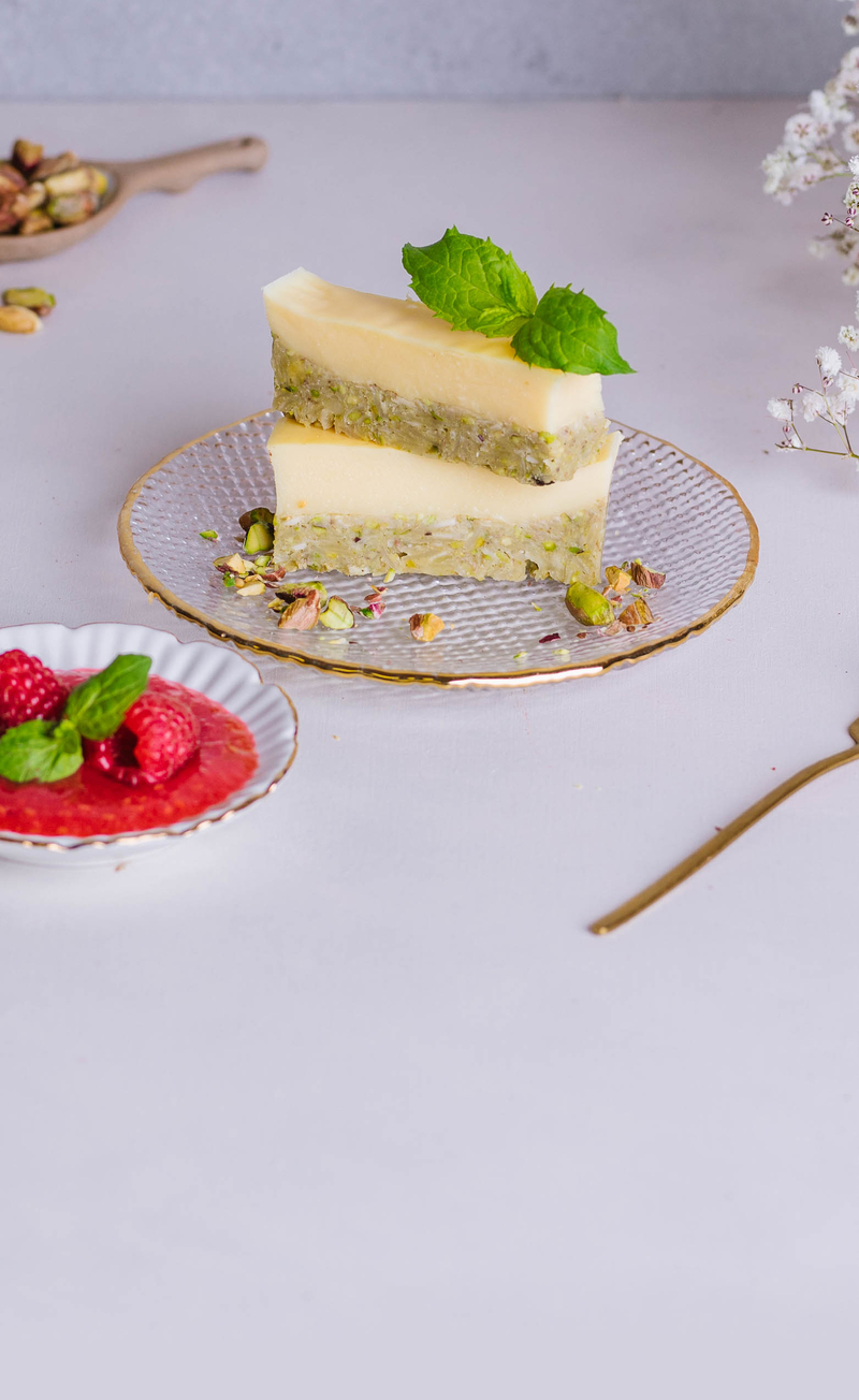 Tarta pistacjowa z budyniem waniliowym i musem malinowym