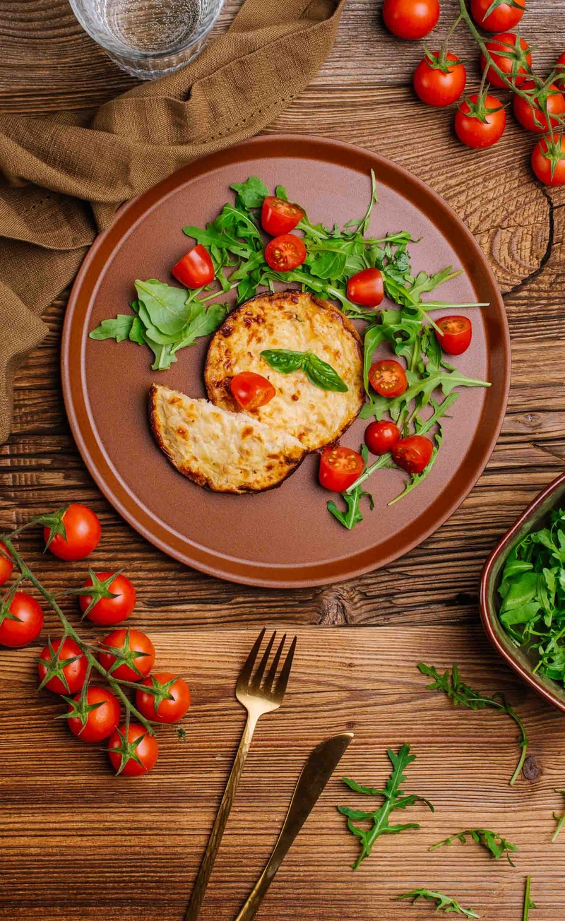 Keto tarta flambee z serem i cebulą, pomidorki