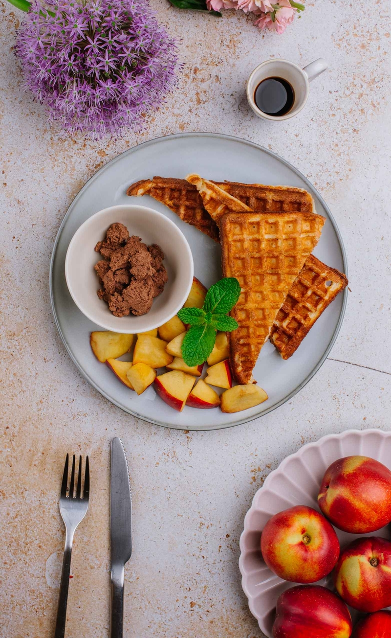 Gofry z serka wiejskiego, krem czekoladowy z ubitą ricottą, nektarynka