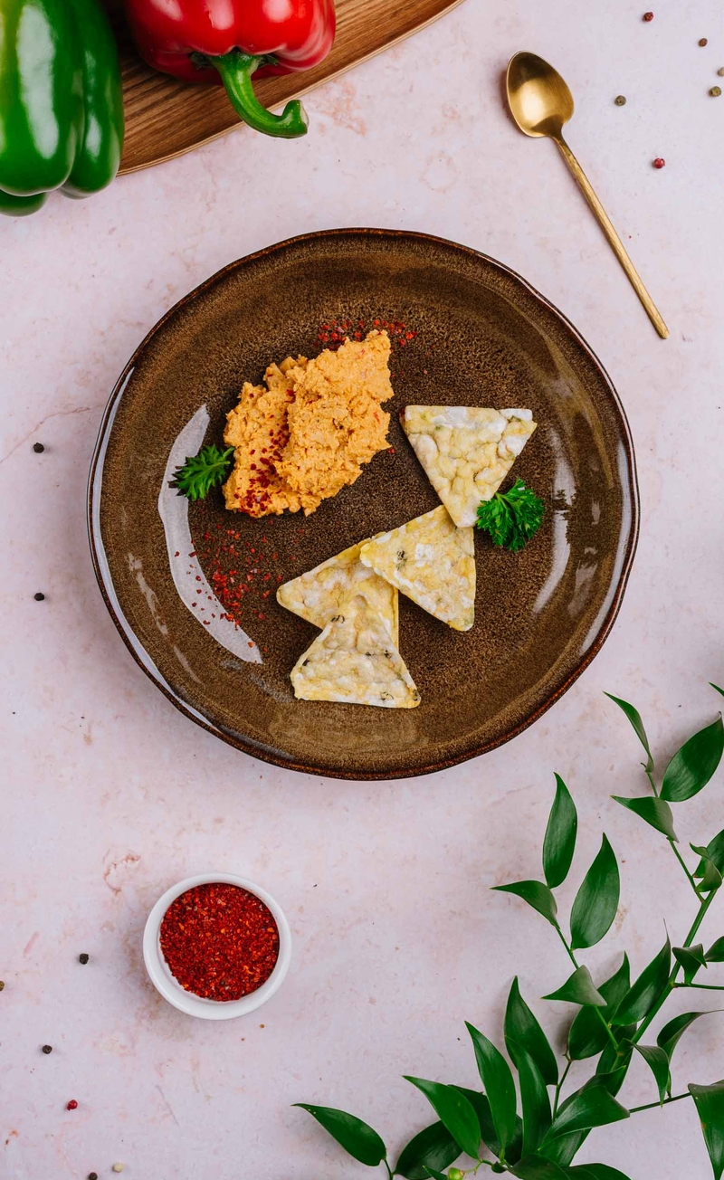 Pikantna pasta z roślinnego tuńczyka, wafelki proteinowe