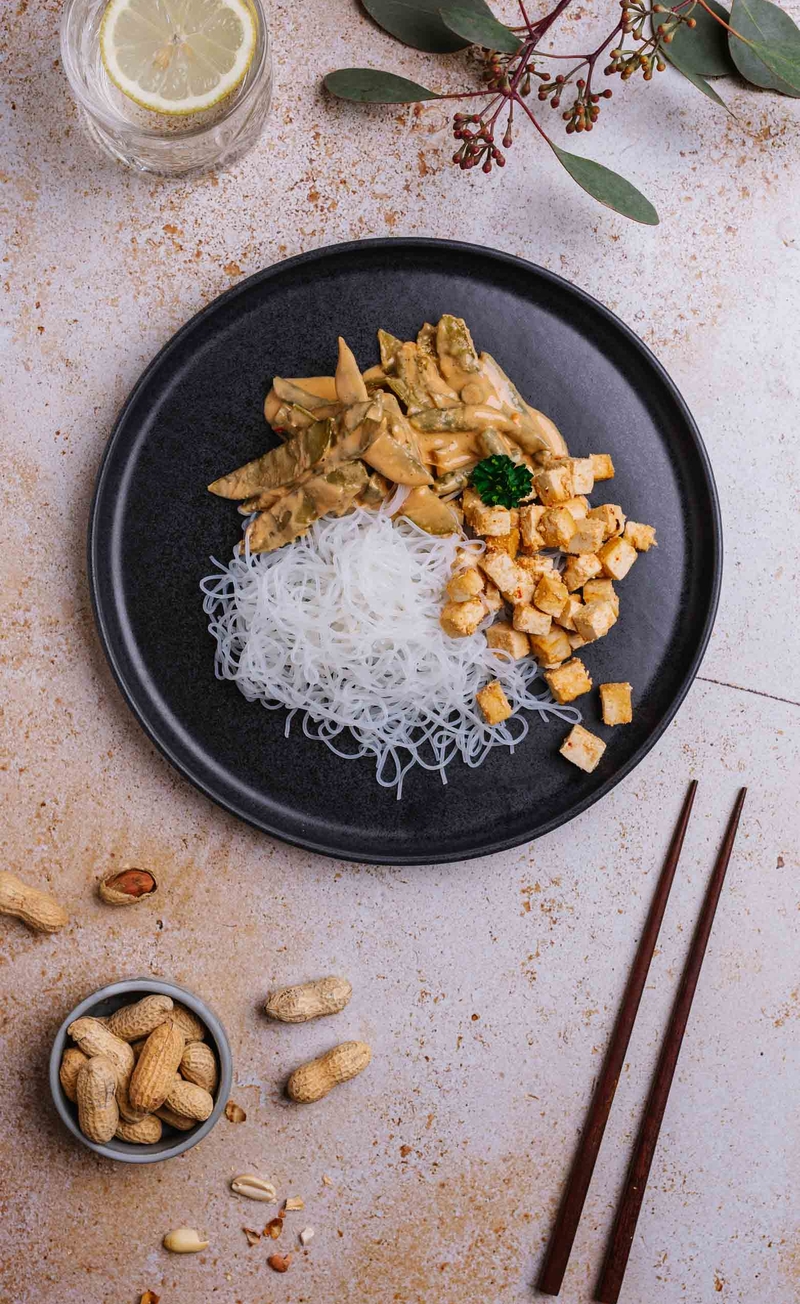 Tofu z warzywami stir-fry w sosie orzechowym, makaron sojowy