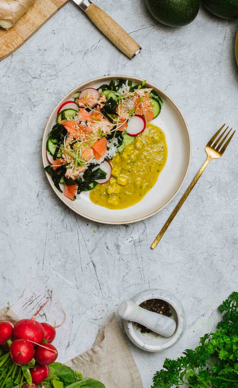 Buddha bowl z łososiem