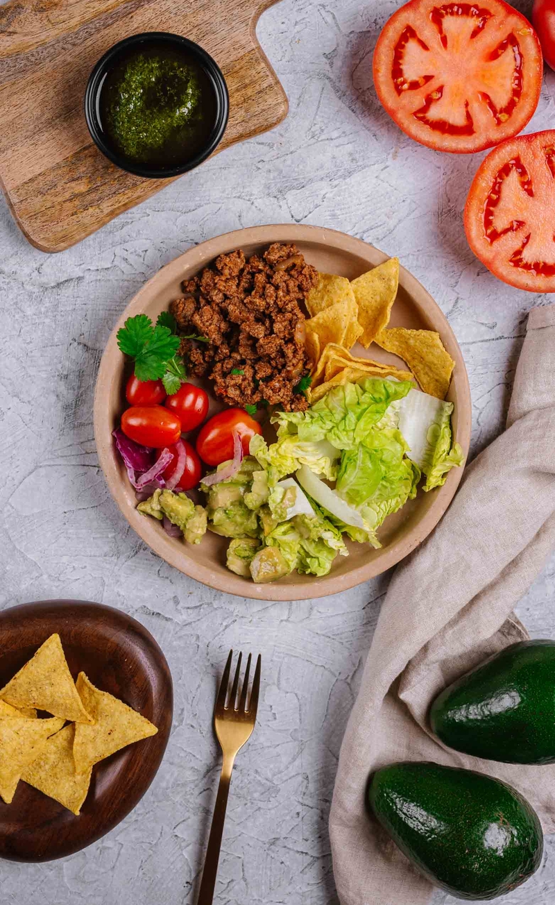 Taco bowl: Mielona wołowina po meksykańsku, awokado, pomidory, czerwona cebula, sałata rzymska, eco nachosy, salsa verde