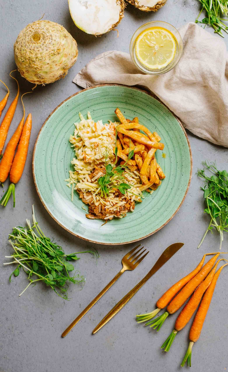 Szarpana wieprzowina w keto sosie BBQ z serem cheddar, frytki z selera, surówka colesław