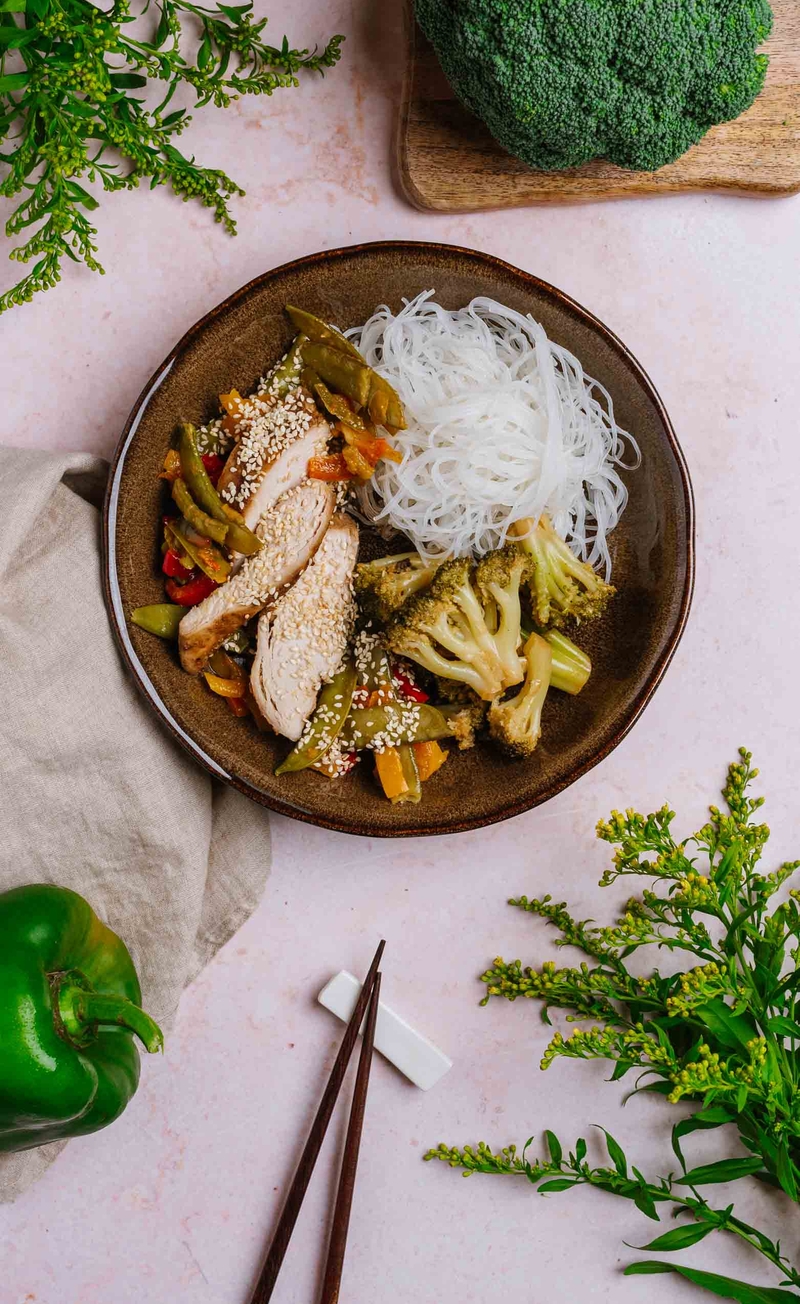 Makaron sojowy z warzywami, kurczakiem stir-fry i sezamem, brokuły pieczone w sosie teriyaki