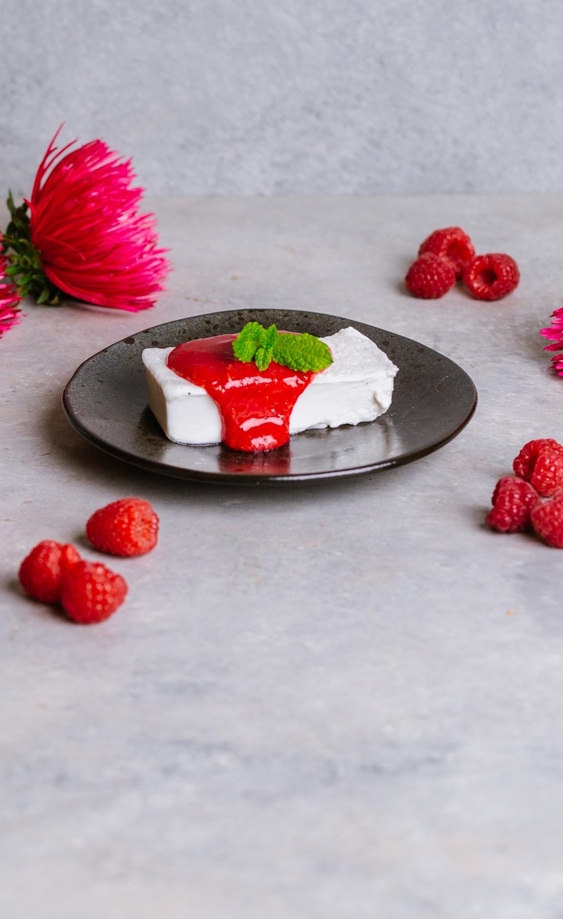 Keto panna cotta kokosowa z musem malinowym