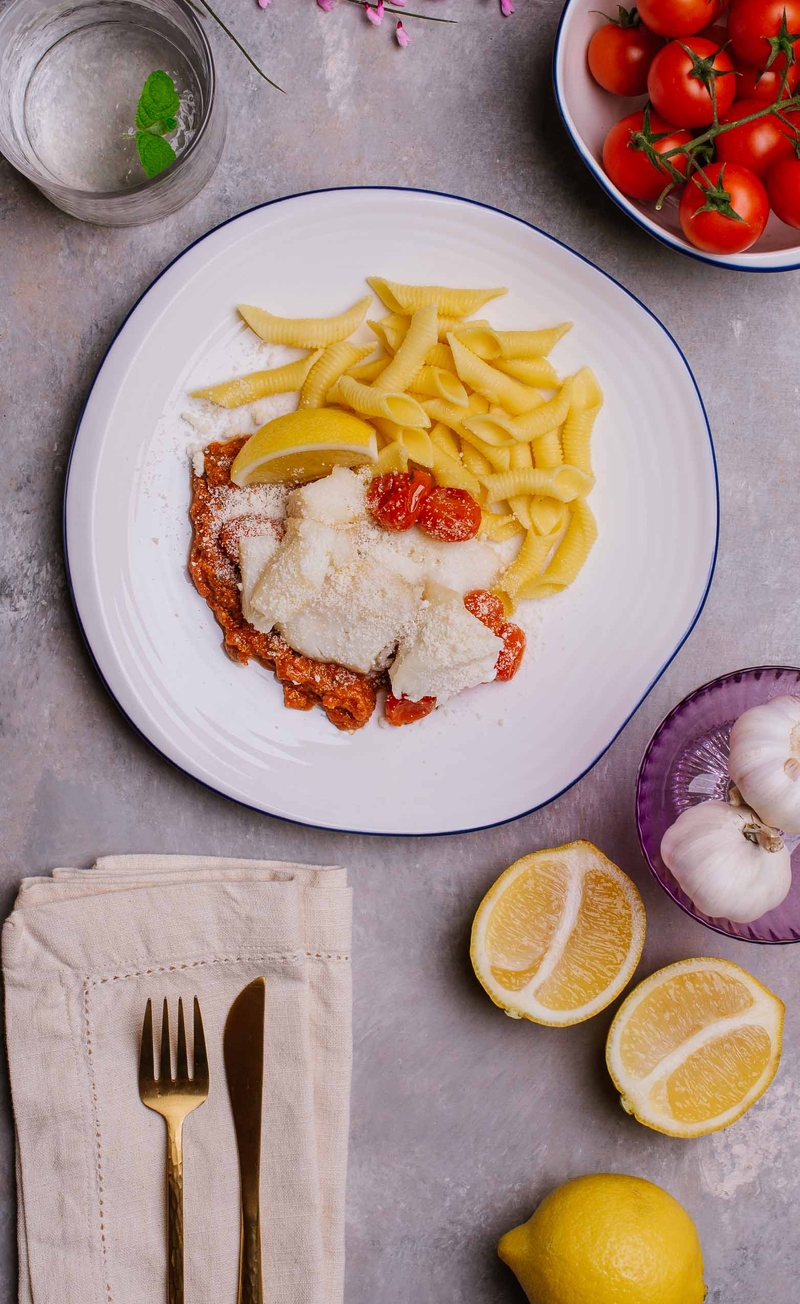 Halibut pieczony z cytryną i czosnkiem, mocno pomidorowy sos z parmezanem, świeży makaron Garganelli