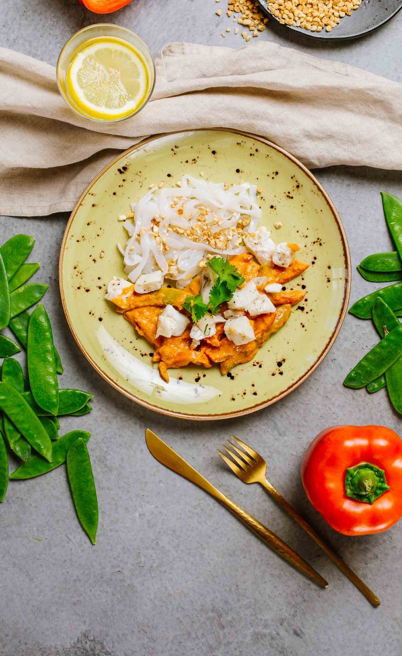 Dahl z groszkiem cukrowym, papryką i dorszem, keto makaron z konjacu z orzechami nerkowca