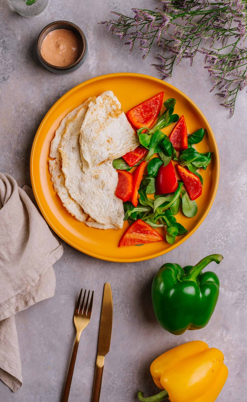 Omlet białkowy z serem żółtym, piersią kurczaka, świeże warzywa